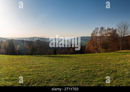 Wunderschöne Herbstlandschaft von der Wiese in der Nähe von Kaple sv. Isidora oberhalb des Dorfes Hradek in den Bergen von Slezske Beskiden in Tschechien Stockfoto