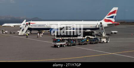 Heraklion, Kreta, Griechenland. 02.10.2023. Passagierjet auf dem Vorfeld am internationalen Flughafen Heraklion Nikos Kazantzakis. Stockfoto