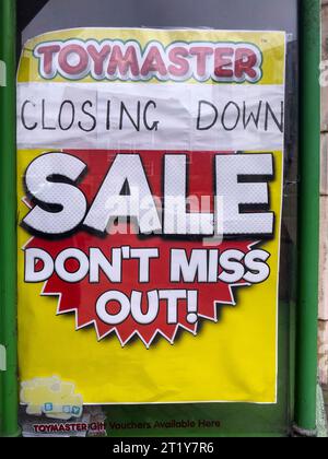 Winchester Hampshire England Vereinigtes Königreich. 13.10. 2023. Verkaufsschild an einem Spielzeugladen im Stadtzentrum von Winchester, Großbritannien Stockfoto