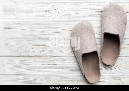 Warme Winterfrauen Wollschuhe auf dem Boden. Platz für Text kopieren. Stockfoto