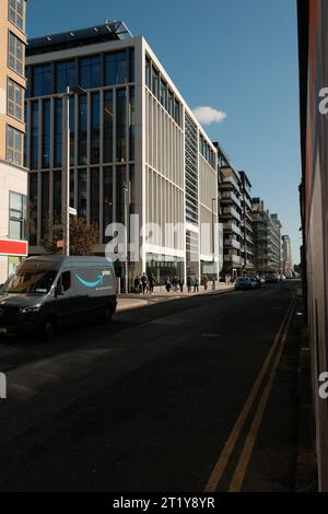 DUBLIN, IRLAND, 12. OKTOBER 2023: Moderner Teil der Dublin Docklands, Silicon Docks Stockfoto