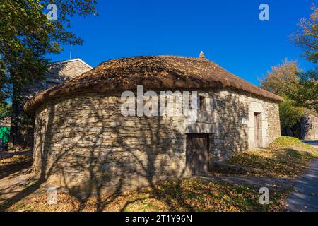 O Cebreiro, Spanien. Oktober 2023. Traditionelles Haus, bekannt als Palloza in der Region OS Ancares, Provinz Lugo, Galicien Stockfoto