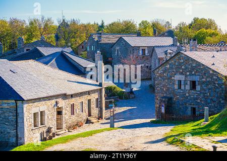 Blick auf Pedrafita do Cebreiro, ein berühmtes Wahrzeichen auf dem Jakobsweg. Stockfoto