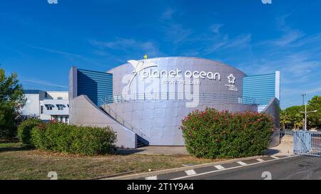 Montpellier, Frankreich - 10 01 2023 : Außenansicht mit Name und Logo des Planet Ocean Aquariums und Museums im Freizeitkomplex Odysseum Stockfoto