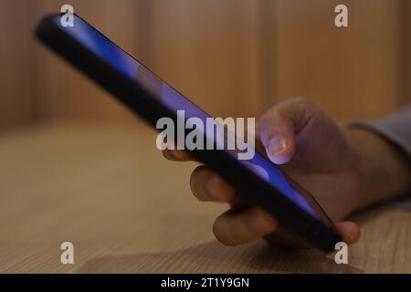 Nahaufnahme der Hand mit Smartphone. Kommunikations- und Technologiekonzept. Stockfoto