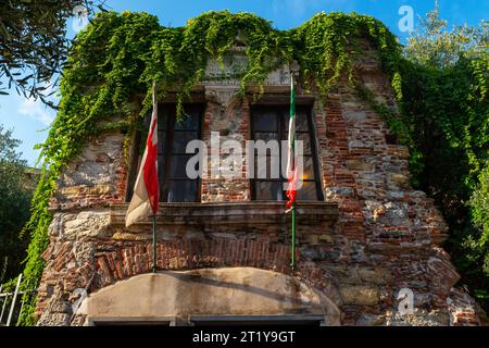 Das so genannte Kolumbus-Haus befindet sich außerhalb der mittelalterlichen Stadtmauer, in der Nähe des Tores der Porta Soprana, (Wiederaufbau aus dem 8. Jahrhundert) Genua, Ligurien Stockfoto