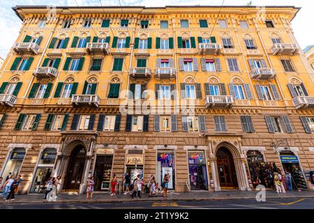 Lxury-Gebäude im Jugendstilstil an der Südseite der Via XX Settembre (68 und 76 Via XX Settembre), im Stadtzentrum von Genua, Italien. Stockfoto