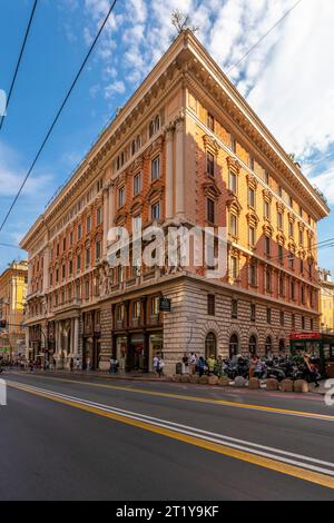 Lxury-Gebäude im Jugendstilstil an der Südseite der Via XX Settembre (94 Via XX Settembre), im Stadtzentrum von Genua, Italien. Stockfoto