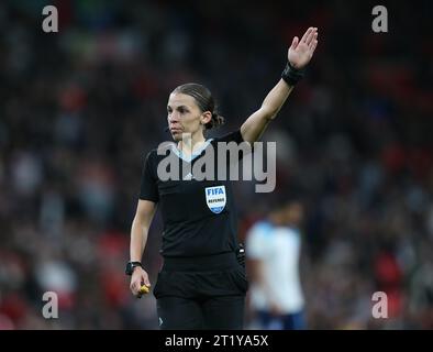 Schiedsrichter, Stephanie Frappart. - England gegen Australien, internationales Freundschaftsspiel, Wembley Stadium, London, Großbritannien - 13. Oktober 2023. Nur redaktionelle Verwendung – es gelten Einschränkungen für DataCo Stockfoto