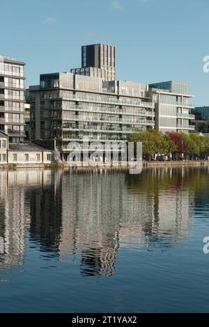 DUBLIN, IRLAND, 12. OKTOBER 2023: Moderner Teil der Dublin Docklands, Silicon Docks Stockfoto