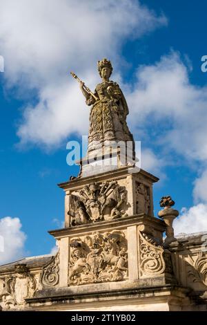 Die 18c-Statue der Königin Anne (1665-1714), die die königliche Kugel und das Zepter hält, über dem Cafe on the Strand (Queen Anne's Cafe), Barnstaple, Devon Stockfoto