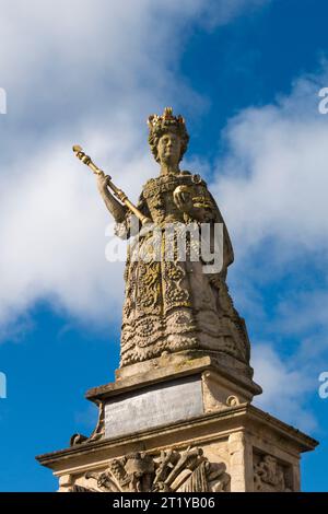 Die 18c-Statue der Königin Anne (1665-1714), die die königliche Kugel und das Zepter hält, über dem Cafe on the Strand (Queen Anne's Cafe), Barnstaple, Devon Stockfoto