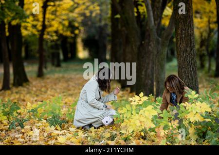 Zwei junge Frauen, die im Bischkek's Victory Park in der Hauptstadt Kirgisistans gefallen sind. Stockfoto