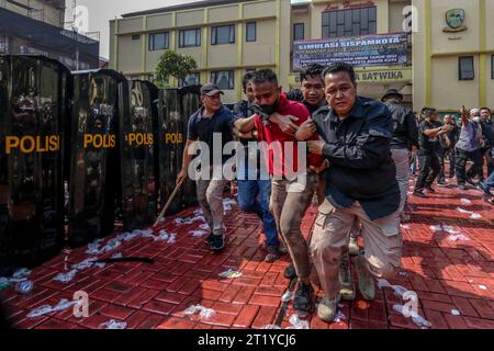 Simulation des Umgangs mit Demonstranten während der allgemeinen Wahlen 2024 Sicherheit durch Polizeibeamte in Bogor City, West Java, Indonesien Stockfoto