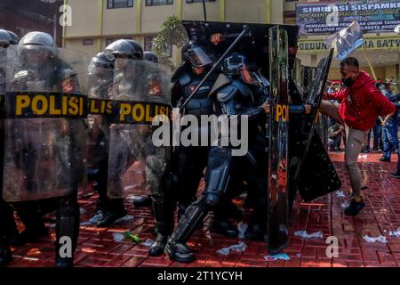 Simulation des Umgangs mit Demonstranten während der allgemeinen Wahlen 2024 Sicherheit durch Polizeibeamte in Bogor City, West Java, Indonesien Stockfoto