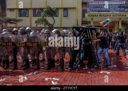 Simulation des Umgangs mit Demonstranten während der allgemeinen Wahlen 2024 Sicherheit durch Polizeibeamte in Bogor City, West Java, Indonesien Stockfoto