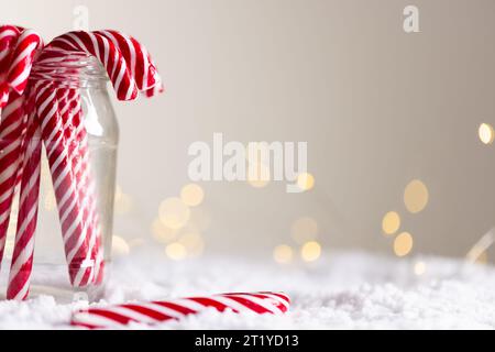 Glas mit weihnachtlichen Bonbons mit Kopierraum auf grauem Hintergrund Stockfoto