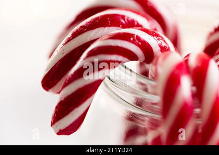 Glas mit weihnachtlichen Bonbons mit Kopierraum auf weißem Hintergrund Stockfoto