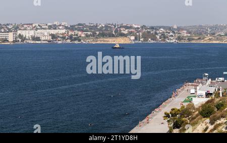 Die Leute ruhen sich am Strand aus. Chrustalny aus der Vogelperspektive, ein kap vor der Südküste der Sewastopol-Bucht des Schwarzen Meeres Stockfoto