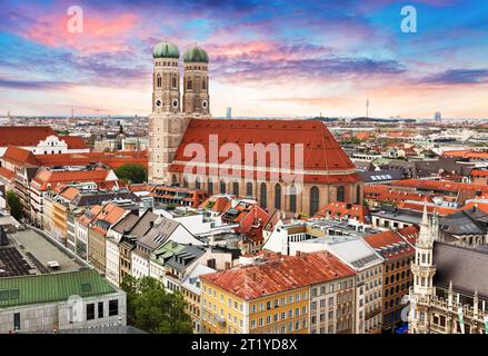 Die Skyline der Münchner Innenstadt mit dem Rathaus am Marienplatz in Deutschland bei Sonnenaufgang Stockfoto