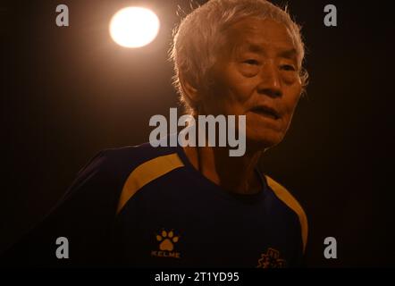 (231016) -- TIANJIN, 16. Okt. 2023 (Xinhua) -- Liu Runlong läuft im nordchinesischen Tianjin am frühen Morgen des 12. Okt. 2023. Liu Runlong, 72, ist ein Marathon-Enthusiast. 1981 nahm er am ersten Marathon in Tianjin Teil. Liu verlor 1996 bei einem Arbeitsunfall seine rechte Hand. Die körperliche Behinderung hielt ihn nicht davon ab, zu rennen. Liu besuchte viele Marathonwettbewerbe in Peking, Dalian, Xiamen und anderen Städten in China. Jeden Morgen um vier Uhr begann Liu, den Haihe River entlang zu laufen. Ich Laufe so lange ich kann. Marathon ist nicht nur für junge Männer." Er sagte. (Xinhua/Li Ran) Stockfoto