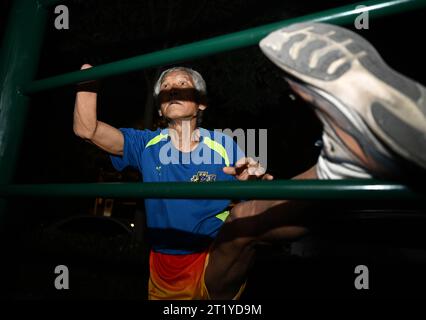 (231016) -- TIANJIN, 16. Oktober 2023 (Xinhua) -- Liu Runlong hält sich in einem Park im nordchinesischen Tianjin am frühen Morgen des 12. Oktober 2023 auf. Liu Runlong, 72, ist ein Marathon-Enthusiast. 1981 nahm er am ersten Marathon in Tianjin Teil. Liu verlor 1996 bei einem Arbeitsunfall seine rechte Hand. Die körperliche Behinderung hielt ihn nicht davon ab, zu rennen. Liu besuchte viele Marathonwettbewerbe in Peking, Dalian, Xiamen und anderen Städten in China. Jeden Morgen um vier Uhr begann Liu, den Haihe River entlang zu laufen. Ich Laufe so lange ich kann. Marathon ist nicht nur für junge Männer. Stockfoto