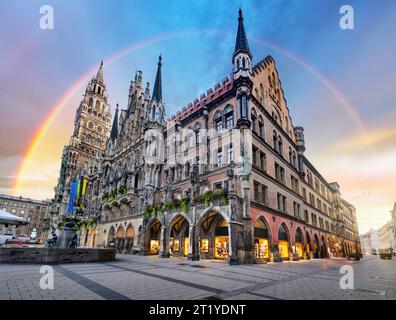 München - Regenbogen über dem Rathaus am Marienplatz, Rathaus - Deutschland Bayern Stockfoto