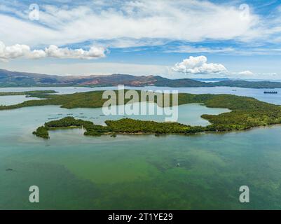 Tropische Landschaft der tropischen Insel umgeben von grünlichem Wasser unter der Skyline. Mindanao, Philippinen. Stockfoto