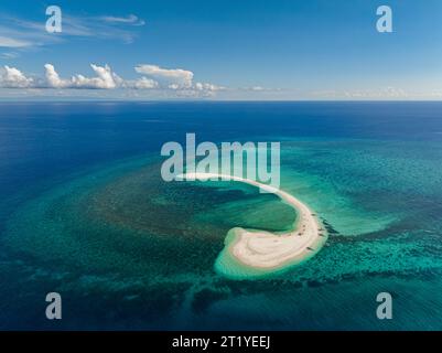 Weißer Sandstrand mit transparentem türkisfarbenem Wasser. Camiguin Island. Philippinen. Draufsicht von oben. Stockfoto