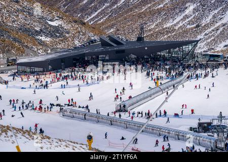 Queenstown, Neuseeland - 23. September 2023: Das Skigebiet Remarkables ist mit Skifahrern und Snowboardern voll. Sessellifte gegen Berge tr Stockfoto