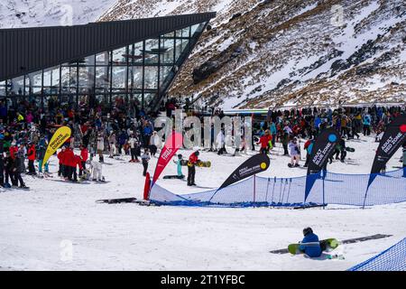 Queenstown, Neuseeland - 23. September 2023: Das schneebedeckte Skigebiet Remarkables ist voll von Skifahrern und Snowboardern. Blick auf das Gebäude mit Glasfassade Stockfoto