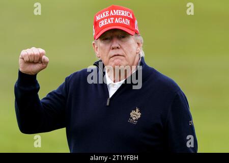 Aktenfoto vom 05/23 des ehemaligen US-Präsidenten Donald Trump, der während seines Besuchs in Großbritannien Golf auf dem Golfplatz Turnberry spielt. Die erste Verhandlung in Donald Trumps Klage gegen einen ehemaligen Geheimdienstberater des MI6-Offiziers soll am High Court in London beginnen. Ausgabedatum: Montag, 16. Oktober 2023. Stockfoto