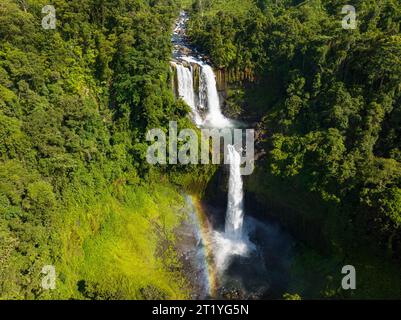 Tropische Wasserfälle in den Bergen, bedeckt mit Regenbogen. Limunsudan Falls. Mindanao, Philippinen. Stockfoto