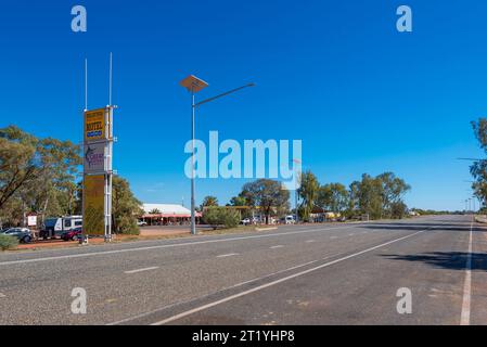 Solarbetriebene Straßenbeleuchtung in Zentralaustralien am Stuart Highway im Erldunda Desert Oaks Resort im Northern Territory von Australien Stockfoto