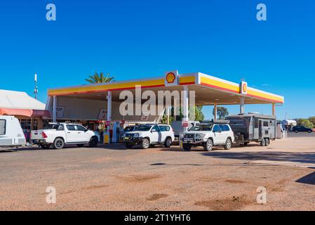 4-Rad-Fahrten mit Caravans betanken in Zentralaustralien auf dem Stuart Highway im Erldunda Desert Oaks Resort, Northern Territory of Australia Stockfoto