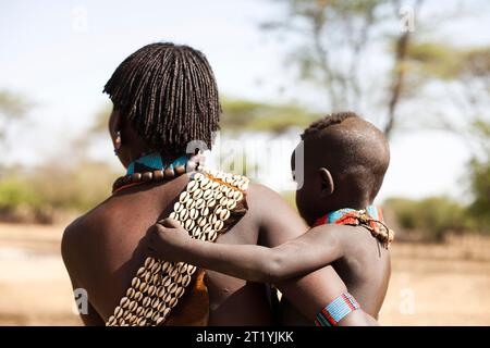 Ein Porträt von einem lokalen Mann im Dorf Sami im abgelegenen Omo Tal von Äthiopien. Stockfoto