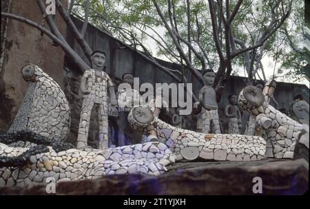 Der Rock Garden of Chandigarh ist ein Skulpturengarten für Felsenfreunde in Chandigarh, Indien. Es ist auch bekannt als Nek Chand Saini’s Rock Garden of Nathupur nach seinem Gründer Nek Chand Saini, einem Regierungsbeamten, der 1957 in seiner Freizeit heimlich damit begann, den Garten zu bauen. Der Rock Garden liegt in der Nähe des Sukhna Lake. Es besteht aus künstlich angelegten, miteinander verbundenen Wasserfällen und vielen anderen Skulpturen, die aus Schrott und anderen Abfallarten (Flaschen, Gläser, Armreifen, Fliesen, Keramiktöpfe, Spülbecken, Elektroschrott, gebrochene Rohre usw.) Stockfoto