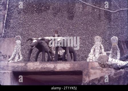 Der Rock Garden of Chandigarh ist ein Skulpturengarten für Felsenfreunde in Chandigarh, Indien. Es ist auch bekannt als Nek Chand Saini’s Rock Garden of Nathupur nach seinem Gründer Nek Chand Saini, einem Regierungsbeamten, der 1957 in seiner Freizeit heimlich damit begann, den Garten zu bauen. Der Rock Garden liegt in der Nähe des Sukhna Lake. Es besteht aus künstlich angelegten, miteinander verbundenen Wasserfällen und vielen anderen Skulpturen, die aus Schrott und anderen Abfallarten (Flaschen, Gläser, Armreifen, Fliesen, Keramiktöpfe, Spülbecken, Elektroschrott, gebrochene Rohre usw.) Stockfoto