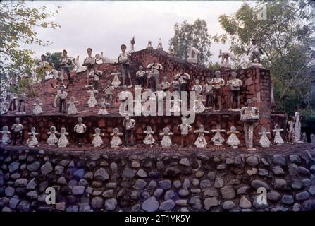 Der Rock Garden of Chandigarh ist ein Skulpturengarten für Felsenfreunde in Chandigarh, Indien. Es ist auch bekannt als Nek Chand Saini’s Rock Garden of Nathupur nach seinem Gründer Nek Chand Saini, einem Regierungsbeamten, der 1957 in seiner Freizeit heimlich damit begann, den Garten zu bauen. Der Rock Garden liegt in der Nähe des Sukhna Lake. Es besteht aus künstlich angelegten, miteinander verbundenen Wasserfällen und vielen anderen Skulpturen, die aus Schrott und anderen Abfallarten (Flaschen, Gläser, Armreifen, Fliesen, Keramiktöpfe, Spülbecken, Elektroschrott, gebrochene Rohre usw.) Stockfoto