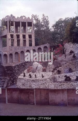 Der Rock Garden of Chandigarh ist ein Skulpturengarten für Felsenfreunde in Chandigarh, Indien. Es ist auch bekannt als Nek Chand Saini’s Rock Garden of Nathupur nach seinem Gründer Nek Chand Saini, einem Regierungsbeamten, der 1957 in seiner Freizeit heimlich damit begann, den Garten zu bauen. Der Rock Garden liegt in der Nähe des Sukhna Lake. Es besteht aus künstlich angelegten, miteinander verbundenen Wasserfällen und vielen anderen Skulpturen, die aus Schrott und anderen Abfallarten (Flaschen, Gläser, Armreifen, Fliesen, Keramiktöpfe, Spülbecken, Elektroschrott, gebrochene Rohre usw.) Stockfoto