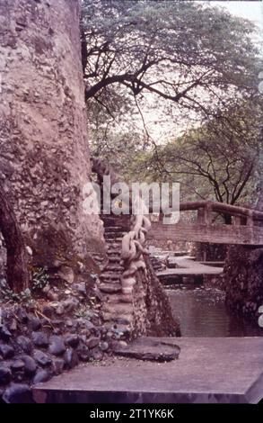Der Rock Garden of Chandigarh ist ein Skulpturengarten für Felsenfreunde in Chandigarh, Indien. Es ist auch bekannt als Nek Chand Saini’s Rock Garden of Nathupur nach seinem Gründer Nek Chand Saini, einem Regierungsbeamten, der 1957 in seiner Freizeit heimlich damit begann, den Garten zu bauen. Der Rock Garden liegt in der Nähe des Sukhna Lake. Es besteht aus künstlich angelegten, miteinander verbundenen Wasserfällen und vielen anderen Skulpturen, die aus Schrott und anderen Abfallarten (Flaschen, Gläser, Armreifen, Fliesen, Keramiktöpfe, Spülbecken, Elektroschrott, gebrochene Rohre usw.) Stockfoto
