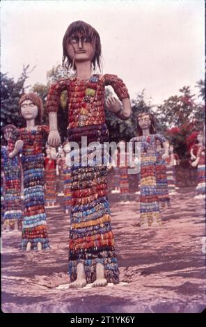 Der Rock Garden of Chandigarh ist ein Skulpturengarten für Felsenfreunde in Chandigarh, Indien. Es ist auch bekannt als Nek Chand Saini’s Rock Garden of Nathupur nach seinem Gründer Nek Chand Saini, einem Regierungsbeamten, der 1957 in seiner Freizeit heimlich damit begann, den Garten zu bauen. Der Rock Garden liegt in der Nähe des Sukhna Lake. Es besteht aus künstlich angelegten, miteinander verbundenen Wasserfällen und vielen anderen Skulpturen, die aus Schrott und anderen Abfallarten (Flaschen, Gläser, Armreifen, Fliesen, Keramiktöpfe, Spülbecken, Elektroschrott, gebrochene Rohre usw.) Stockfoto