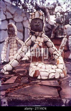 Der Rock Garden of Chandigarh ist ein Skulpturengarten für Felsenfreunde in Chandigarh, Indien. Es ist auch bekannt als Nek Chand Saini’s Rock Garden of Nathupur nach seinem Gründer Nek Chand Saini, einem Regierungsbeamten, der 1957 in seiner Freizeit heimlich damit begann, den Garten zu bauen. Der Rock Garden liegt in der Nähe des Sukhna Lake. Es besteht aus künstlich angelegten, miteinander verbundenen Wasserfällen und vielen anderen Skulpturen, die aus Schrott und anderen Abfallarten (Flaschen, Gläser, Armreifen, Fliesen, Keramiktöpfe, Spülbecken, Elektroschrott, gebrochene Rohre usw.) Stockfoto