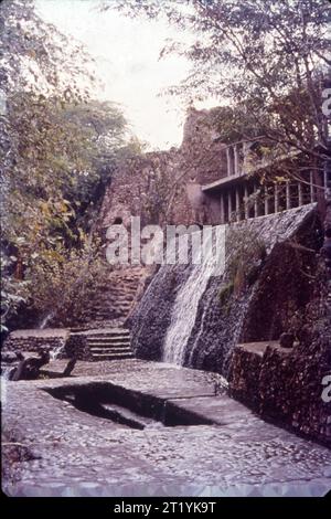 Der Rock Garden of Chandigarh ist ein Skulpturengarten für Felsenfreunde in Chandigarh, Indien. Es ist auch bekannt als Nek Chand Saini’s Rock Garden of Nathupur nach seinem Gründer Nek Chand Saini, einem Regierungsbeamten, der 1957 in seiner Freizeit heimlich damit begann, den Garten zu bauen. Der Rock Garden liegt in der Nähe des Sukhna Lake. Es besteht aus künstlich angelegten, miteinander verbundenen Wasserfällen und vielen anderen Skulpturen, die aus Schrott und anderen Abfallarten (Flaschen, Gläser, Armreifen, Fliesen, Keramiktöpfe, Spülbecken, Elektroschrott, gebrochene Rohre usw.) Stockfoto