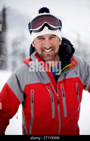 Der bekannte Skifahrer und Jurist von Skiwettbewerben, Jim Jack, steht im frischen Powder. Jim wurde 2012 in einer Lawine gefangen und wurde mit drei weiteren Skifahrern im Hinterland getötet. Stockfoto