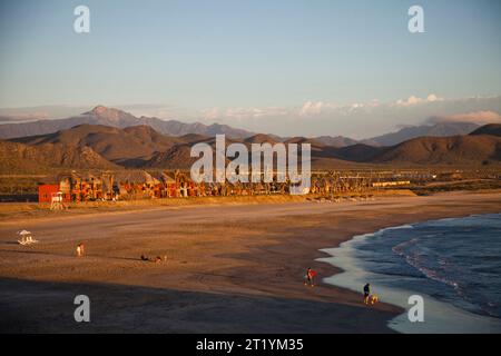 Die Berge bieten eine malerische Kulisse hinter dem Cerritos Beach in Pescadero, Baja California Sur, Mexiko. Stockfoto