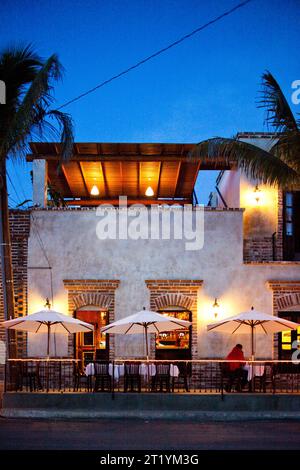 Ein Hotel und Restaurant an einer klaren Nacht in Todos Santos, Baja California Sur, Mexiko. Stockfoto