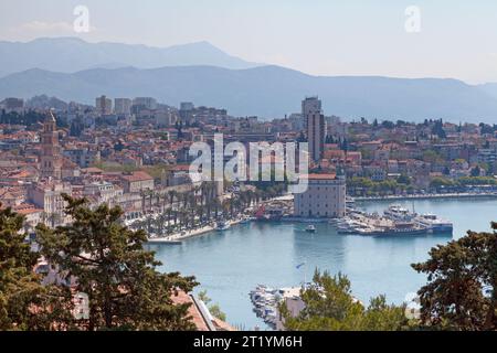 Split, Kroatien - 16. April 2019: Blick aus der Vogelperspektive auf den Hafen mit dem Hafenmeisteramt und dem Turm der Kathedrale St. Domnius. Stockfoto