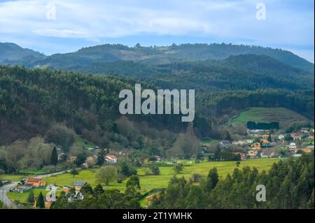 Asturien, Spanien, Häuser in einem wunderschönen Tal und Bergen Stockfoto