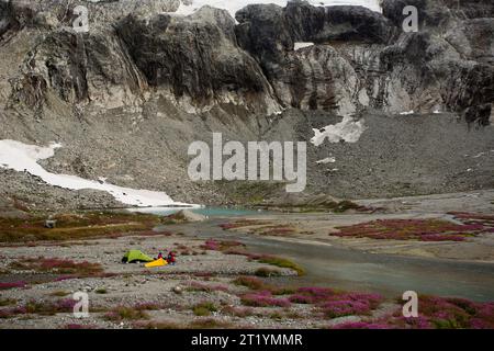 Ein Zelt und Camper in einem felsigen, abgelegenen Tal im North Cascades National Park in Washington auf dem Weg zum Mt. Redoubt. Stockfoto